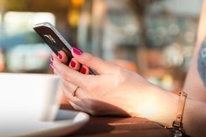 Imagen de manos de mujer sosteniendo un smartphone