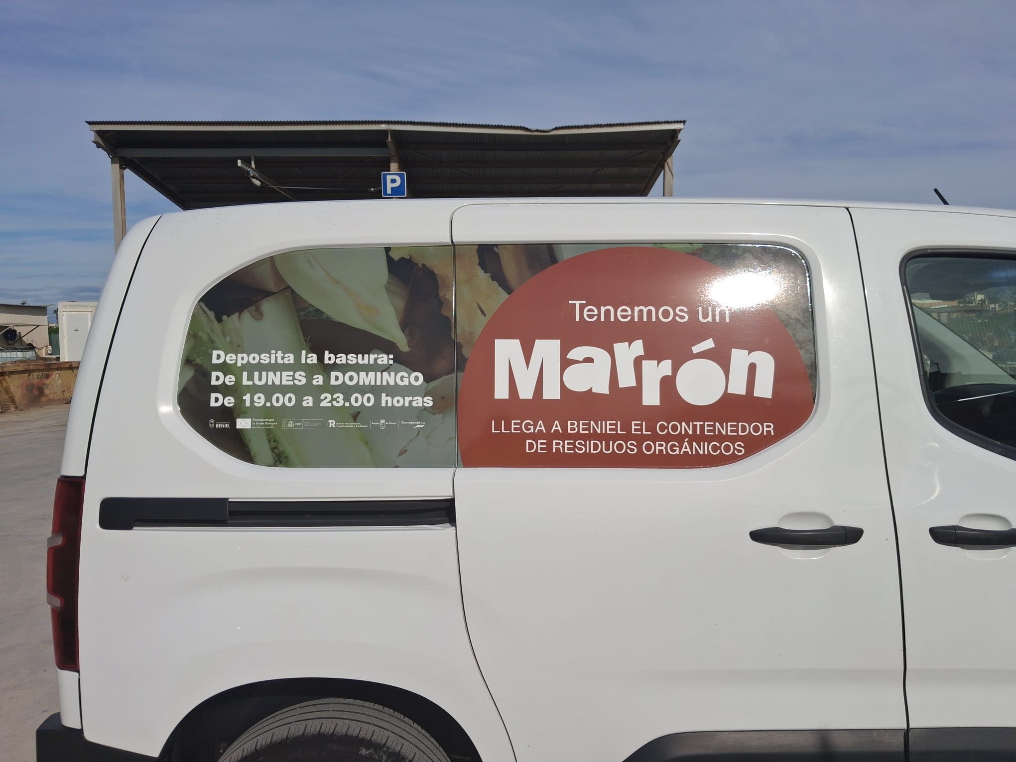 Mockup de la campana Tenemos un Marron aplicada a vehiculo